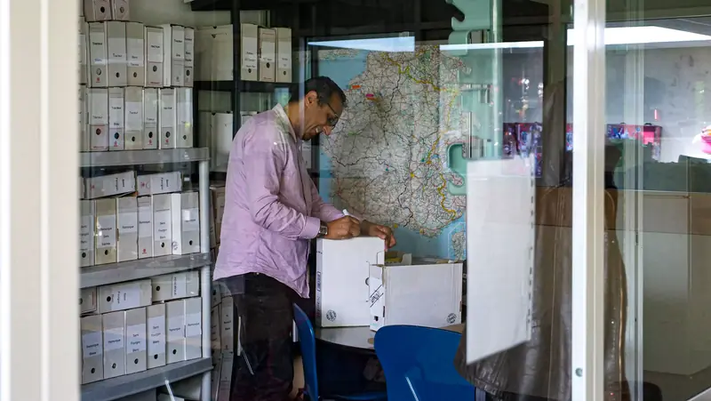 Un collaborateur TPL France consulte un dossier devant une carte de France
