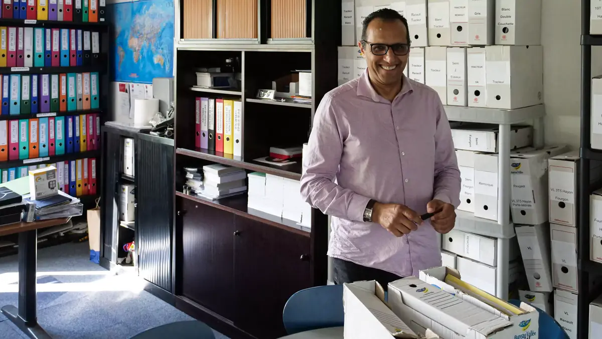 Un collaborateur TPL France souriant, dans les bureaux de l’entreprise