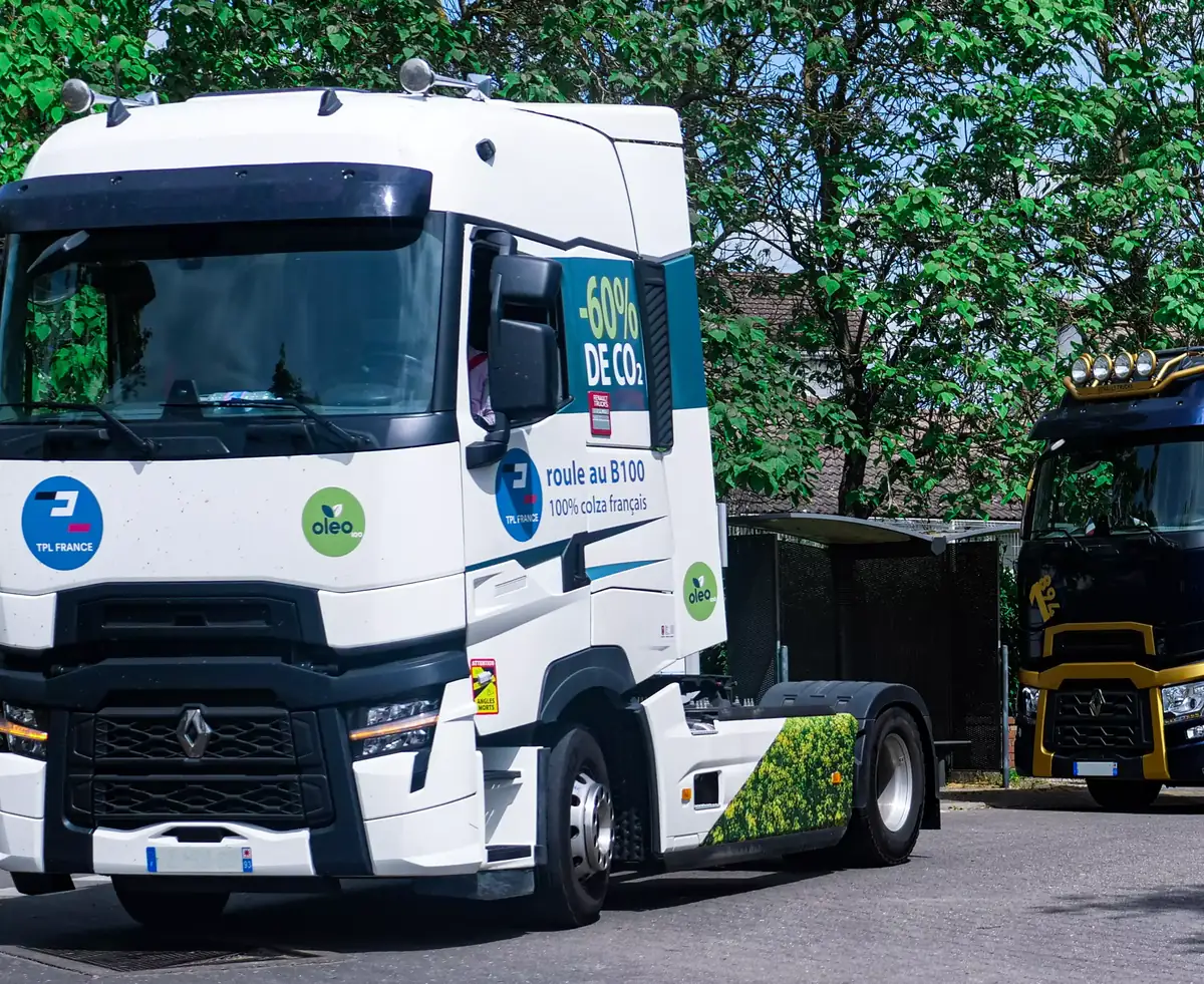 Tracteur blanc TPL France portant les mentions roule au B100, 100 % colza français et moins 60 % de CO2