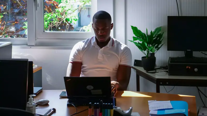 Un collaborateur TPL France à son poste de travail