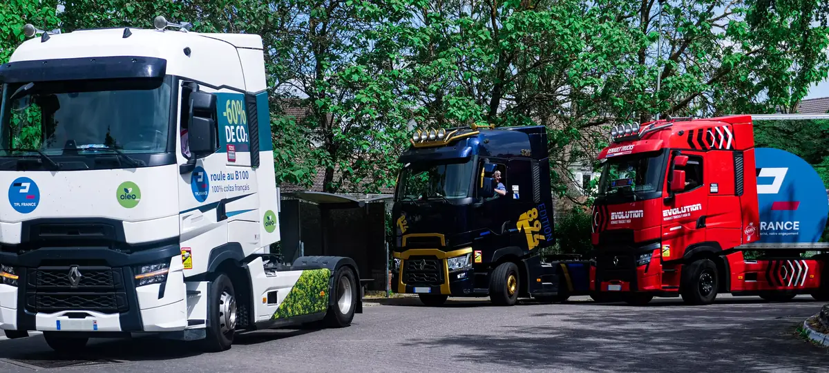 Trois tracteurs routiers TPL France : un blanc qui roule au B100, un bleu nuit et un rouge