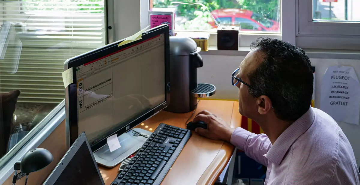 Un collaborateur TPL France à son poste de travail, devant un écran